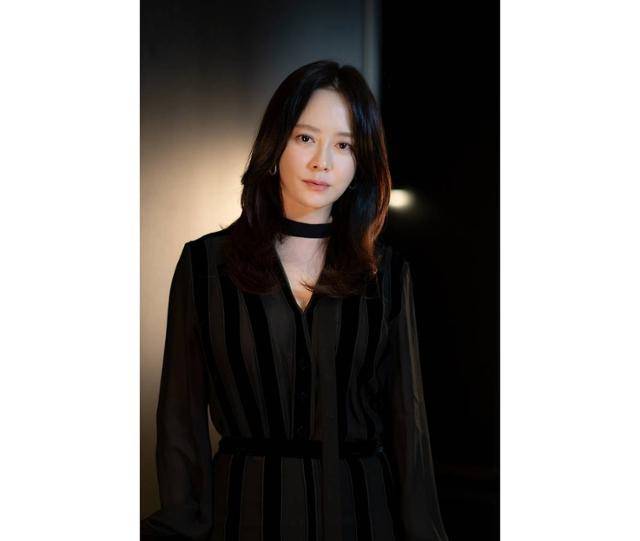 송지효는 최근 서울 종로구 한 카페에서 기자와 만나 영화 '구원자' 관련 인터뷰를 진행했다. '구원자'는 축복의 땅 오복리로 이사 온 영범과 선희에게 기적 같은 일이 벌어지고, 이 모든 것이 누군가 받은 불행의 대가임을 알게 되면서 벌어지는 미스터리 오컬트 영화다. 마인드마크 제공