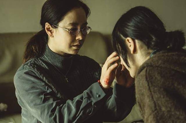 송지효는 최근 서울 종로구 한 카페에서 기자와 만나 영화 '구원자' 관련 인터뷰를 진행했다. '구원자'는 축복의 땅 오복리로 이사 온 영범과 선희에게 기적 같은 일이 벌어지고, 이 모든 것이 누군가 받은 불행의 대가임을 알게 되면서 벌어지는 미스터리 오컬트 영화다. 마인드마크 제공