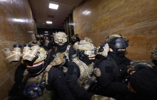 지난해 12월 4일 서울 여의도 국회 내부로 계엄군이 진입하고 있다. 뉴시스