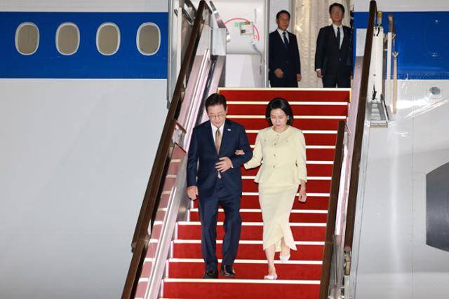 말레이시아에서 열린 동남아시아국가연합(ASEAN) 정상회의 일정을 마친 이재명 대통령과 김혜경 여사가 27일 경기 성남 서울공항에 도착해 공군 1호기에서 내리고 있다. 이 대통령은 이튿날 28일 경주에 도착했다. 뉴시스