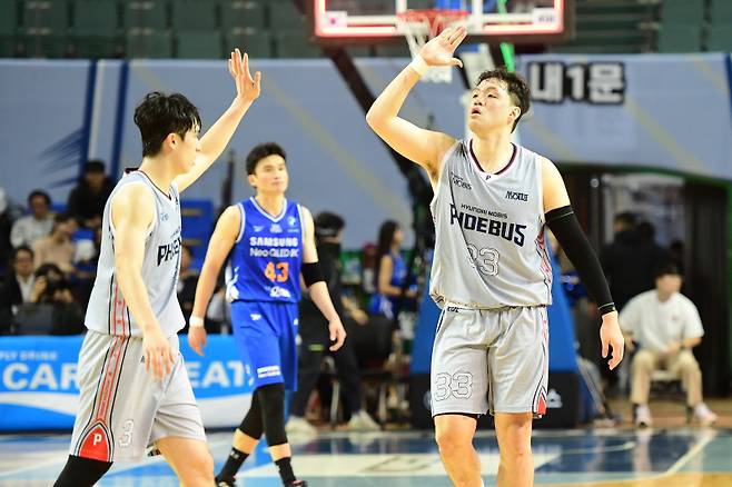 지난 23일 서울 삼성전에서 하이파이브를 하는 박무빈(왼쪽)과 이승현. KBL 제공
