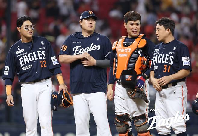 한화 이글스 이재원(오른쪽 두 번째)가 한국시리즈 2연패에 빠진 선수단에 긍정의 기운을 불어넣어야 할 때다.&nbsp;
