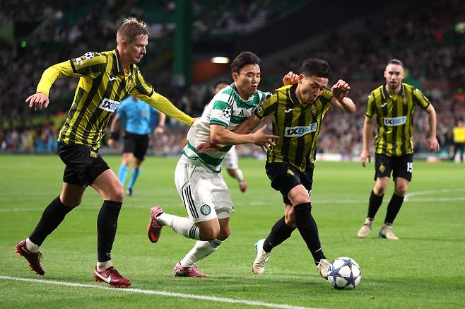 카이라트 알마티 선수들과 경합하는 양현준(가운데). 사진=로이터 연합뉴스