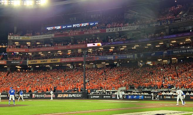 <yonhap photo-6419=""> 가을 야구 즐기는 관중 (대전=연합뉴스) 김준범 기자 = 24일 대전한화생명볼파크에서 열린 2025 프로야구 KBO리그 포스트시즌 플레이오프 5차전 삼성 라이온즈와 한화 이글스의 경기. 1루석 관중들이 힘차게 한화를 응원하고 있다. 2025.10.24 psykims@yna.co.kr/2025-10-24 21:17:36/ <저작권자 ⓒ 1980-2025 ㈜연합뉴스. 무단 전재 재배포 금지, AI 학습 및 활용 금지></yonhap>