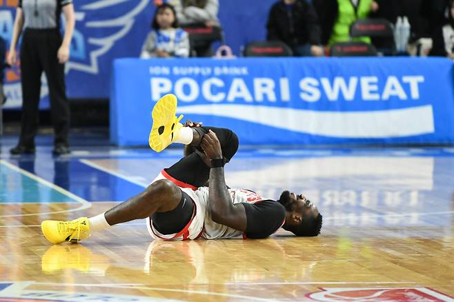 지난 26일 대구 한국가스공사전에서 종아리 통증을 호소한 워니. KBL 제공