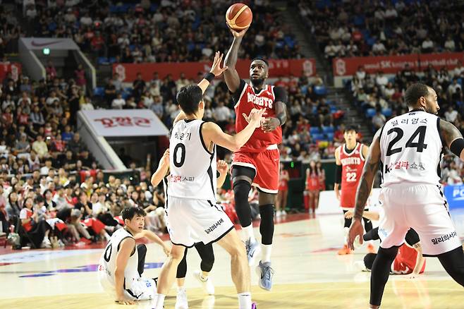 <yonhap photo-4007="">5일 서울 송파구 잠실학생체육관에서 열린 2025-2026 LG전자 프로농구 정규리그 서울 SK 나이츠와 수원 KT의 경기. SK 자밀 워니가 슛을 하고 있다. 2025.10.5 [연합뉴스]</yonhap>