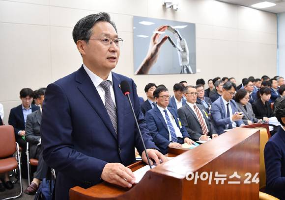 윤영빈 우주항공청장이 지난 16일 국회 과학기술정보방송통신위원회에서 열린 2025년도 국정감사에서 인사말을 하고 있다. [사진=곽영래 기자]