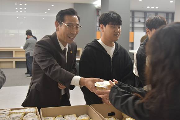구동현 총장이 학생들에게 햄버거와 음료를 전달하고 있다. [사진=위덕대학교]