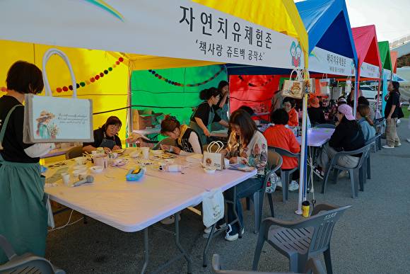 지난 24-26일에 전남 완도군에서 진행된 '2025 청정 완도 가을 섬 여행' 행사에 있는 프로그램 중 하나인 '치유 체험 존'에서 관광객들이 체험활동을 하고 있다. [사진=완도군]