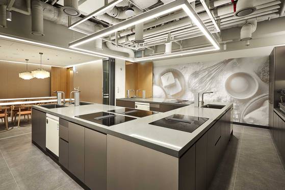 신세계백화점 본점 아카데미는 27일 리뉴얼을 끝내고 새롭게 문을 열었다. 메사(MESA) 빌딩 9층에 새단장을 마친 아카데미는 990㎡(약 300평) 규모로 면적을 기존보다 50% 확장했다. 사진 신세계백화점