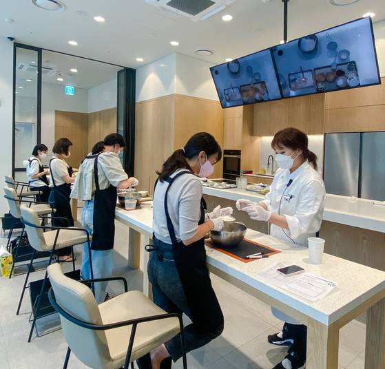 현대백화점이 운영하는 점심 시간대 쿠킹과 베이킹 강좌는 여의도 직장인에게 인기다. 사진 현대백화점