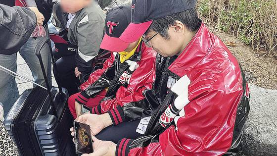 26일 오후 2시 서울 송파구 잠실종합운동장 앞. 울산에서 초등학생 아들과 올라온 LG팬 이찬복(49)씨는 홈런마크 1루 근처에 자리 잡아 '겉돌' 중이다. 이영근 기자