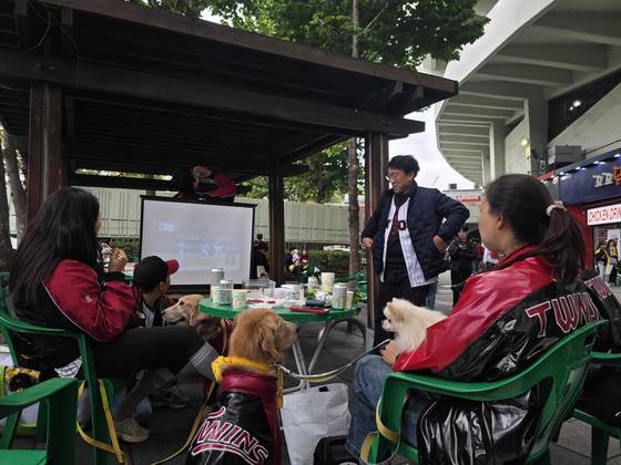 26일 오후 2시 서울 송파구 잠실종합운동장에선 한화 대 LG의 2025년 한국시리즈 첫 경기가 열렸다. 겉돌족들이 빔프로젝터 앞에서 하나가 되는 진풍경이 펼쳐지기도 했다. 이영근 기자