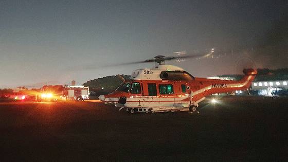 지난 4월 대구시 북구 함지산에서 발생한 산불 진화를 위해 수리온 헬기가 투입됐다. 사진 산림청