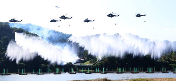 지난 22일 오전 충남 공주시 금강변에서 열린 2025 산불진화 통합훈련에서 산불진화 헬기들이 공중 진화를 전개하고 있다. 이날 훈련은 충남, 공주, 산림청, 소방, 군, 경찰, 기상청 등 7개 기관 총 650여 명이 참여했다. 20뉴스1