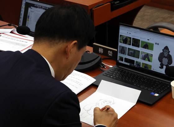 유영하 국민의힘 의원이 27일 오후 서울 여의도 국회 정무위원회에서 열린 국정감사에서 고릴라 그림을 그리고 있다. 뉴시스