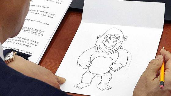 유영하 국민의힘 의원이 27일 오후 서울 여의도 국회 정무위원회에서 열린 국정감사에서 고릴라 그림을 그리고 있다. 뉴시스