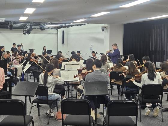 27일 서울 서초동 서울문화예술교육센터에서 열린 서울국제음악제 개막무대 리허설. 라덱 바보락이 지휘를 하며 호른을 연주하고 있다. 최민지 기자