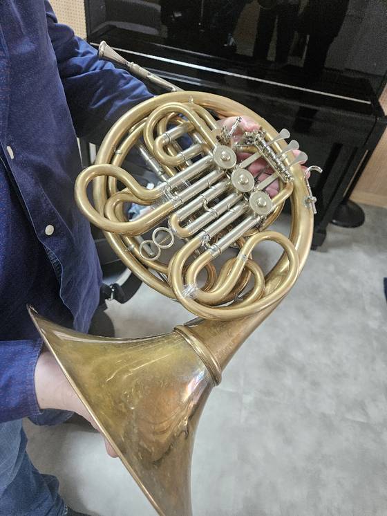 라덱 바보락의 호른. 여기저기 투명테이프를 붙여둔 흔적이 보였다. 라덱은 ″악기를 두드리는 등 다양한 주법으로 연주하다 보니 생긴 상처들을 보수하느라 그랬다″고 설명했다. 최민지 기자