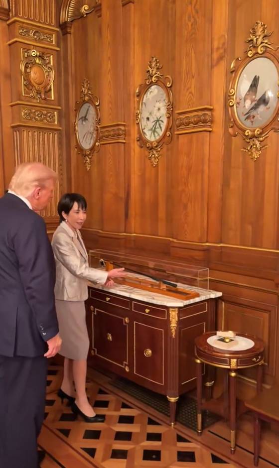 재팬이즈백(일본이 돌아왔다)는 아베 신조 전 총리가 사용하던 문구를 새긴 모자. 아베 전 총리가 사용하던 골프채를 다카이치 사나에 일본 총리가 트럼프 대통령에게 설명하고 있다. 백악관 X 캡처