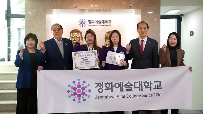 ▲정화예술대학교 정화드림팀 단원들이 ‘HAIRSTYLIST CHAMPIONSHIP JAPAN CUP 2025에 출전해 우수한 성과를 거뒀다. (좌측부터 정화예대 최은정 교수, 한기정 총장, 정한결 학생, 윤재희 학생, 허용무 총괄부총장, 장선엽 교수)