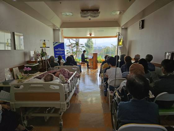 지난해 하슬라국제예술제 중 갈바리의원에서 연주중인 조재혁 예술감독. 사진 하슬라국제예술제