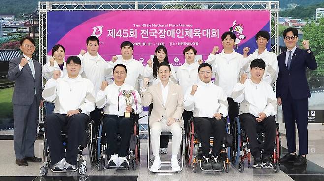 배동현 이사장(앞줄 가운데)이 BDH 파라스와 기념사진을 촬영하고 있다.