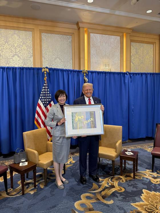 28일 도널드 트럼프 미국 대통령을 만난 아베 아키에 여사가 직접 그린 평화 메시지가 담긴 그림을 전달하고 있다. 백악관 X 캡처