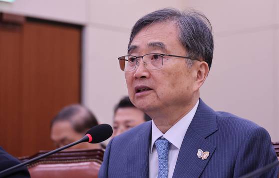 조현 외교부 장관이 28일 국회에서 열린 외교통일위원회의 외교부, 통일부 등의 종합감사에 의원들 질의에 답하고 있다. 임현동 기자