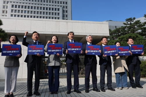 ▲ 조국혁신당 조국 비상대책위원장 등이 28일 서울 서초구 대법원 앞에서 계엄 당시 대법원 긴급회의 회의록과 관련 문서 공개 및 조희대 대법원장 사퇴 요구 기자회견을 하고 있다.  조국혁신당 제공