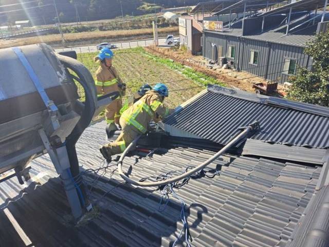 ▲ 28일 오후 12시 8분쯤 원주시 신림면 한 주택 지붕에서 불이 나 30여 분만에 꺼졌다. 강원소방본부 제공