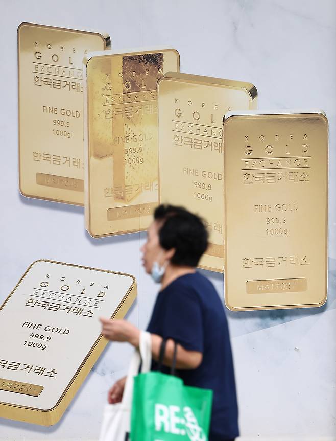 9일 서울 시내 한 금은방에 골드바 사진이 붙어 있다. 연합뉴스