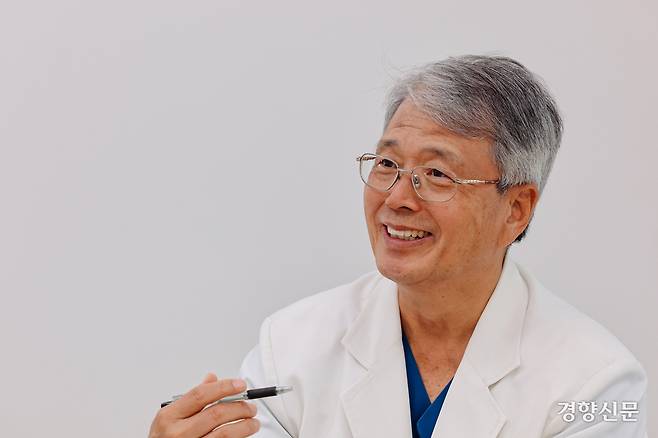 고영초 원장이 지난 24일 서울 용산구 동자동 요셉의원에서 의료 봉사에 대한 자신의 생각을 말하고 있다. 영등포 쪽방촌 주민과 노숙인에게 무료 진료를 제공해온 요셉의원은 지난 7월 지역 재개발로 지금의 자리로 옮겨 의료 봉사를 이어가고 있다. 이준헌 기자