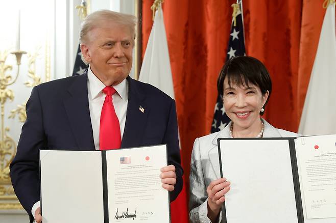 도널드 트럼프 미국 대통령(왼쪽)과 다카이치 사나에 일본 총리가 28일 도쿄에서 공동 문서에 서명한 후 포즈를 취하고 있다. AP연합뉴스