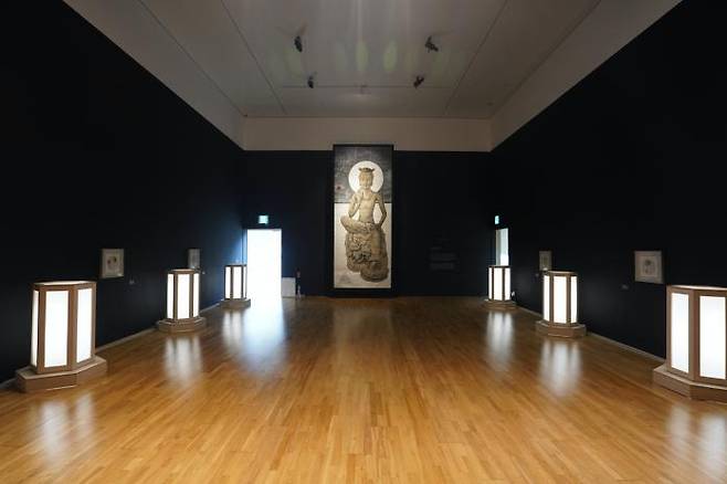 Overview of the Korean art special exhibition “Silla Fragrance of Korea” at Solgeo Art Museum in Gyeongju, featuring Park Dae-sung’s 2025 work “Contemplative Bodhisattva.” / Courtesy of Solgeo Art Museum