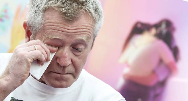 28일 서울 종로구 별들의집에서 열린 10·29 이태원 참사 외국인 희생자 유가족 내외신 기자간담회에서 한 유가족이 발언을 마친 뒤 눈물을 닦고 있다. 연합뉴스