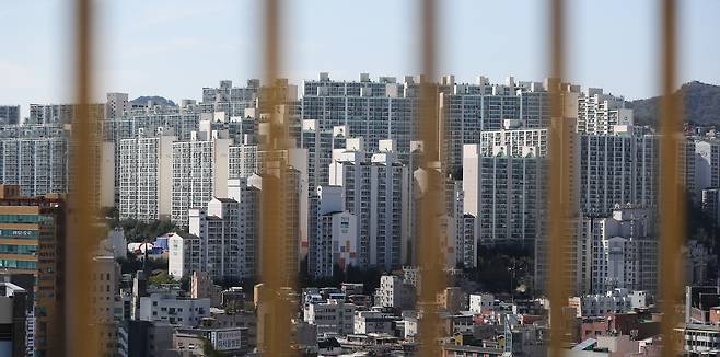 Amid tighter real estate regulations and the resurgence of Covid-19, apartment transactions in Seoul have dropped by half as the housing market turns cautious. The photo shows an apartment complex in northern Seoul in early October. [NEWS1]