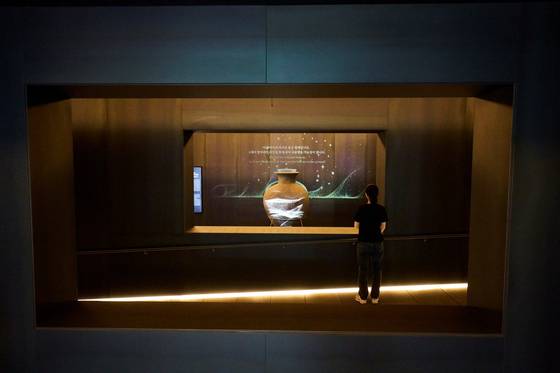 A large jar on display at the Wolji Exhibition Hall, which reopened on Oct. 17 after an 18-month renovation. [GYEONGJU NATIONAL MUSEUM]