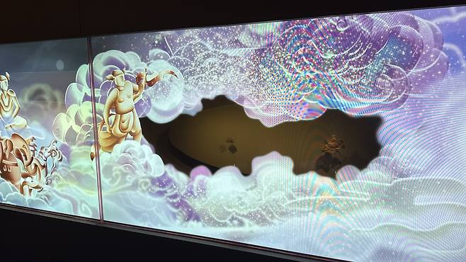A media display was shown on glass cases topped with OECD-themed screens [WOO JI-WON]