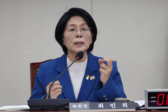 Choi Min-hee, chair of the Science, ICT, Broadcasting and Communications Committee, speaks during a parliamentary audit held at the National Assembly in western Seoul on Oct. 23. [LIM HYUN-DONG]