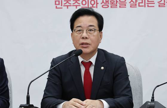 Song Eon-seog, floor leader of the People Power Party, delivers opening remarks during a parliamentary audit strategy meeting at the National Assembly in western Seoul on Oct. 28. [LIM HYUN-DONG]