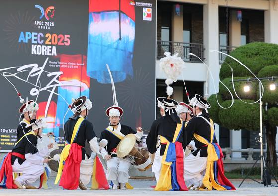 Students put on a traditional Korean percussion performance at the Bomun Tourist Complex in Gyeongju, North Gyeongsang, on Oct. 28 as the city hosts the Asia-Pacific Economic Cooperation (APEC) summit this week. [YONHAP]