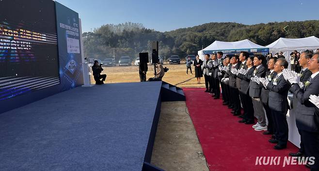 28일 오후 강원 원주시 부론일반산업단지에서 열린 '미래 차 전장부품 시스템 반도체 신뢰성검증센터' 착공식. 윤수용 기자