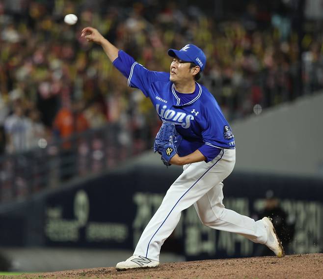 23일 광주 기아챔피언스필드에서 열린 2024 신한 SOL뱅크 KBO 포스트시즌 한국시리즈 2차전 삼성 라이온즈와 KIA 타이거즈의 경기. 3회말 교체 투입된 삼성 송은범이 역투하고 있다. 연합뉴스
