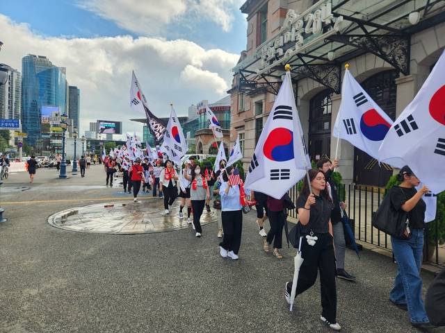 지난달 28일 오후 서울역 광장에서 남대문으로 행진하는 반중 시위대 모습. 연합뉴스