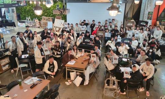 '네이버웹툰과 함께하는 비버잼' 참가자들이 기념촬영을 하고 있다. 사진 제공 : 스마일게이트