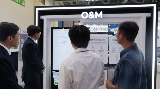 < ‘2025 대한민국 에너지대전’ 참여한 그랜드썬기술단 부스에서 ‘그랜드썬오솔라’ 설명을 하고 있는 모습 / 사진 제공 : 그랜드썬기술단 >