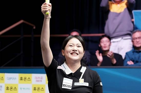 김민아가 27일 밤 열린 휴온스배LPBA챔피언십 결승에서 김상아를 세트스코어 4:0으로 물리치고 우승, 개인 통산 네 번째 정상을 차지했다. 우승을 확정한 김상아가 큐를 들어올리며 기뻐하고 있다. (사진=PBA)