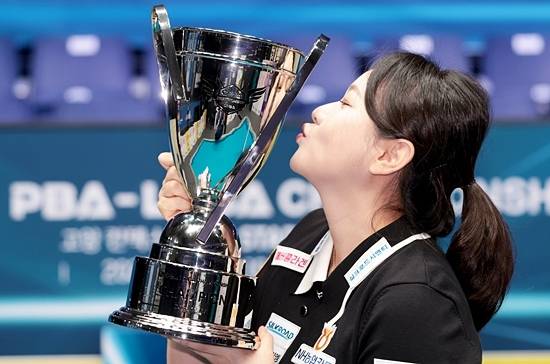 김상아가 우승 트로피에 입맞춤하고 있다. (사진=PBA)