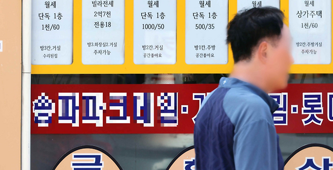 6·27 대출 규제로 전세퇴거자금 대출길이 꽉 막힌 가운데 서울 송파구 한 아파트 단지 근처 공인중개사사무소 앞에 전세 물건 광고가 크게 줄어 있다. [이승환 기자]